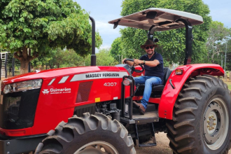 Vereador Elias Santos entrega trator agrícola e poço artesiano em Curvelândia/MT para fortalecer a agricultura familiar